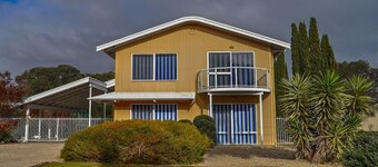 Collett er en Esplanade-ejendom med udsigt til Dutton Heads og Long Beach