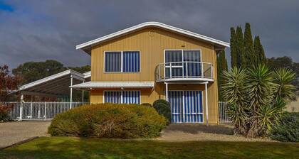 Collett est une propriété Esplanade avec vue sur Dutton Heads et Long Beach