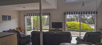 Collett er en Esplanade-eiendom med utsikt mot Dutton Heads og Long Beach