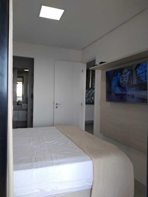 2 quartos, ferros/tábuas de passar roupa, berço de viagem