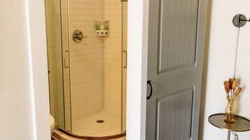 Douche, serviettes fournies, savon, shampoing