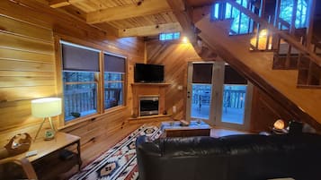 Televisión y chimenea