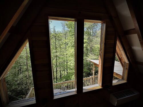 Wonderful secluded cabin with wi-fi, hot tub and large fire pit on a cliff side