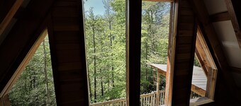 Wonderful secluded cabin with wi-fi, hot tub and large fire pit on a cliff side