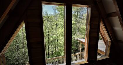 Wonderful secluded cabin with wi-fi, hot tub and large fire pit on a cliff side