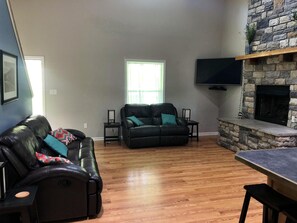 Televisión y chimenea 