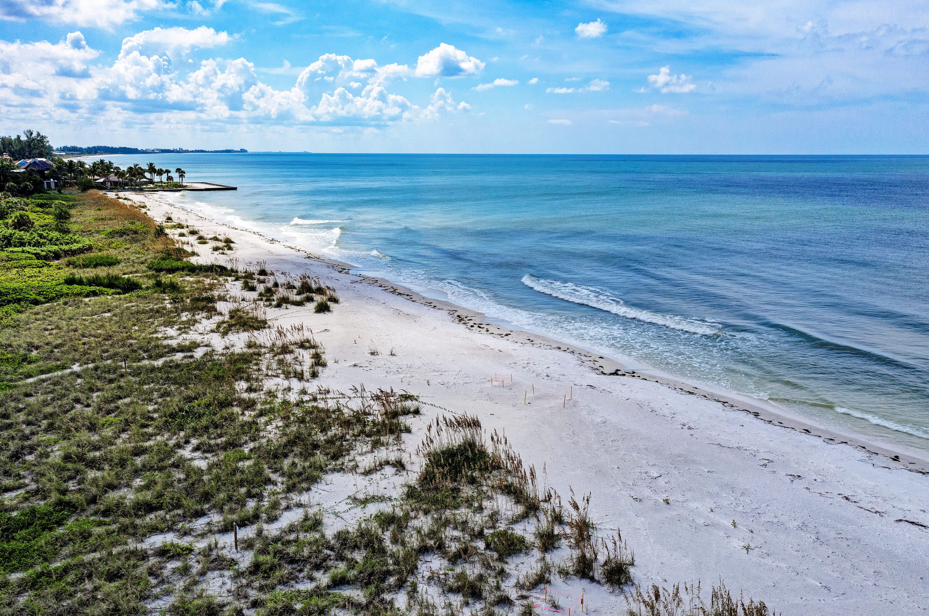 Beach nearby, sun-loungers, beach towels