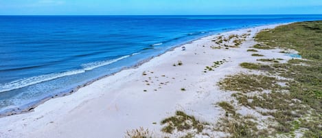 Nära stranden, solstolar och strandhanddukar