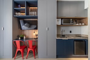 Een koelkast, een magnetron, een kookplaat