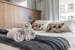 1 bedroom, free WiFi, bed sheets - Complete studio at 10mts subway Luz (São Paulo)