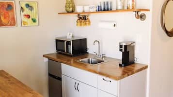 Cafetière/bouilloire, réfrigérateur, micro-ondes