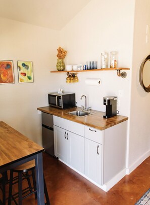 Køleskab, mikrobølgeovn, kaffe-/temaskine