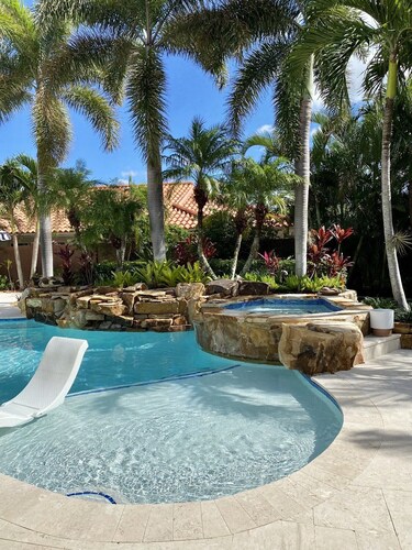 Paradise Palm Villa- SEE OUR NEW POOL AREA AND OUTDOOR KITCHEN! 