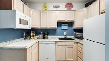 Premium Condo, 1 Bedroom, Partial Ocean View | Private kitchen