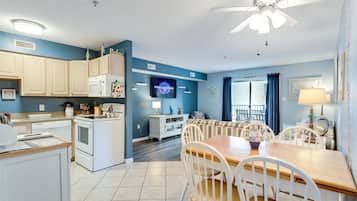 Premium Condo, 1 Bedroom, Partial Ocean View | Living room