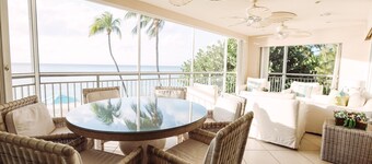 Superbe condo de 4 chambres face à l'océan - Emplacement souhaité sur 7 Mile Beach