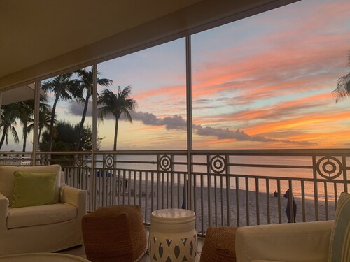 Stunning 4 Bedroom Condo located directly on 7 MILE BEACH. Location!!! Location!