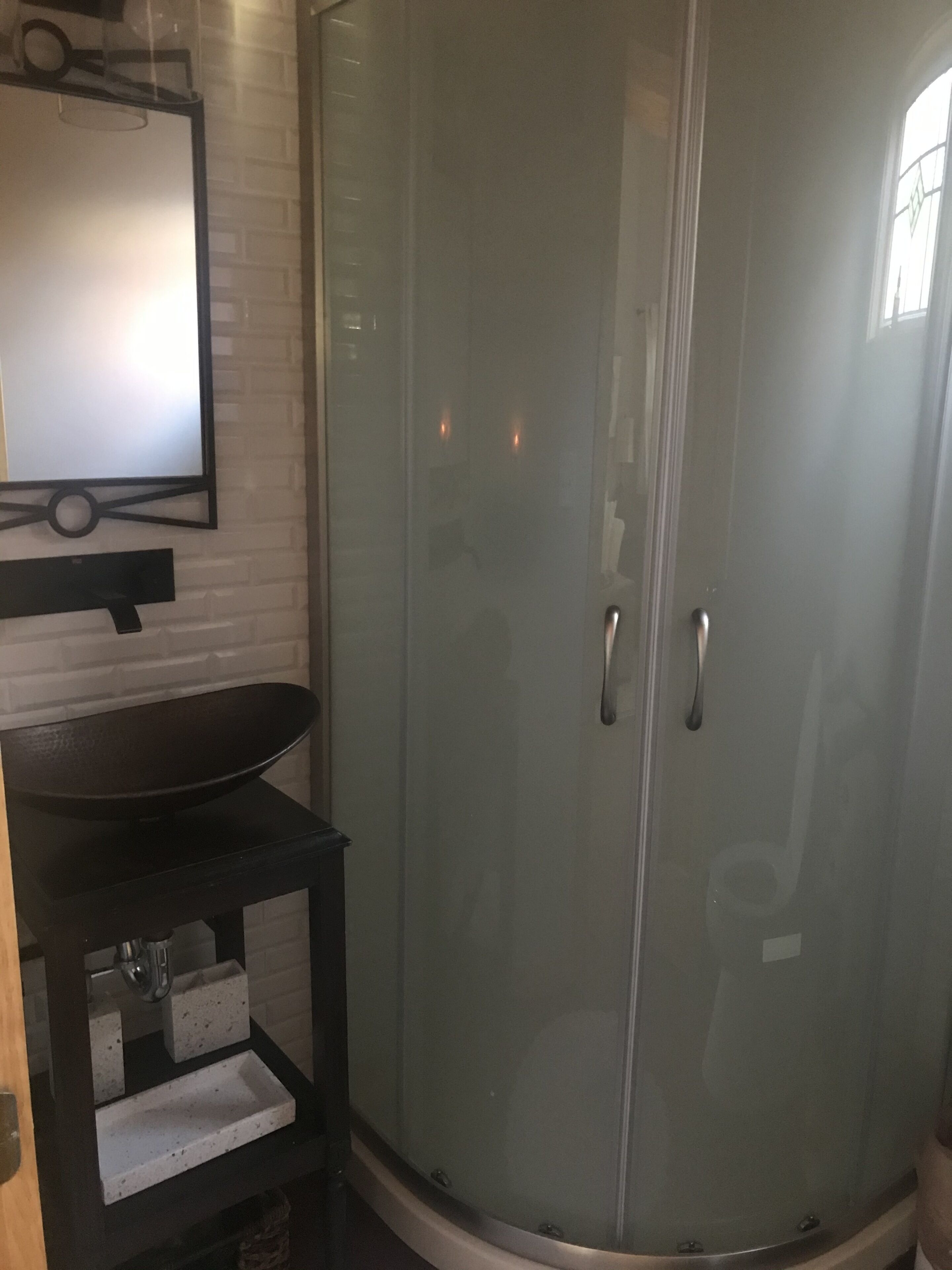 Douche, sèche-cheveux, serviettes fournies, savon