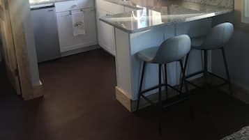 Réfrigérateur, micro-ondes, plaque de cuisson, cafetiÚre/bouilloire