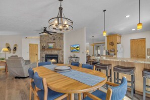 Dining - AC, bikes, Hot tub, Luxury, recently renovated (Sunriver)