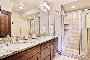 Combined shower/bathtub, hair dryer, towels, soap - Amazing 3BR w/New Furnishings & Hot Tub|Mins. away from Deer Valley/ Park City! (Heber City)