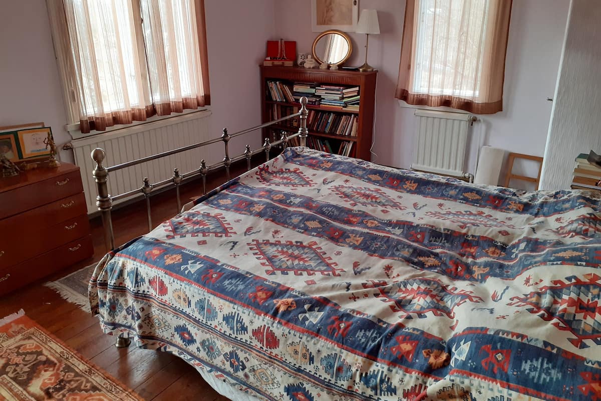 Chambre Romantique avec lits jumeaux, salle de bains commune | Décoration personnalisée, ameublement personnalisé