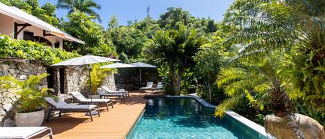 Außenpool, Liegestühle