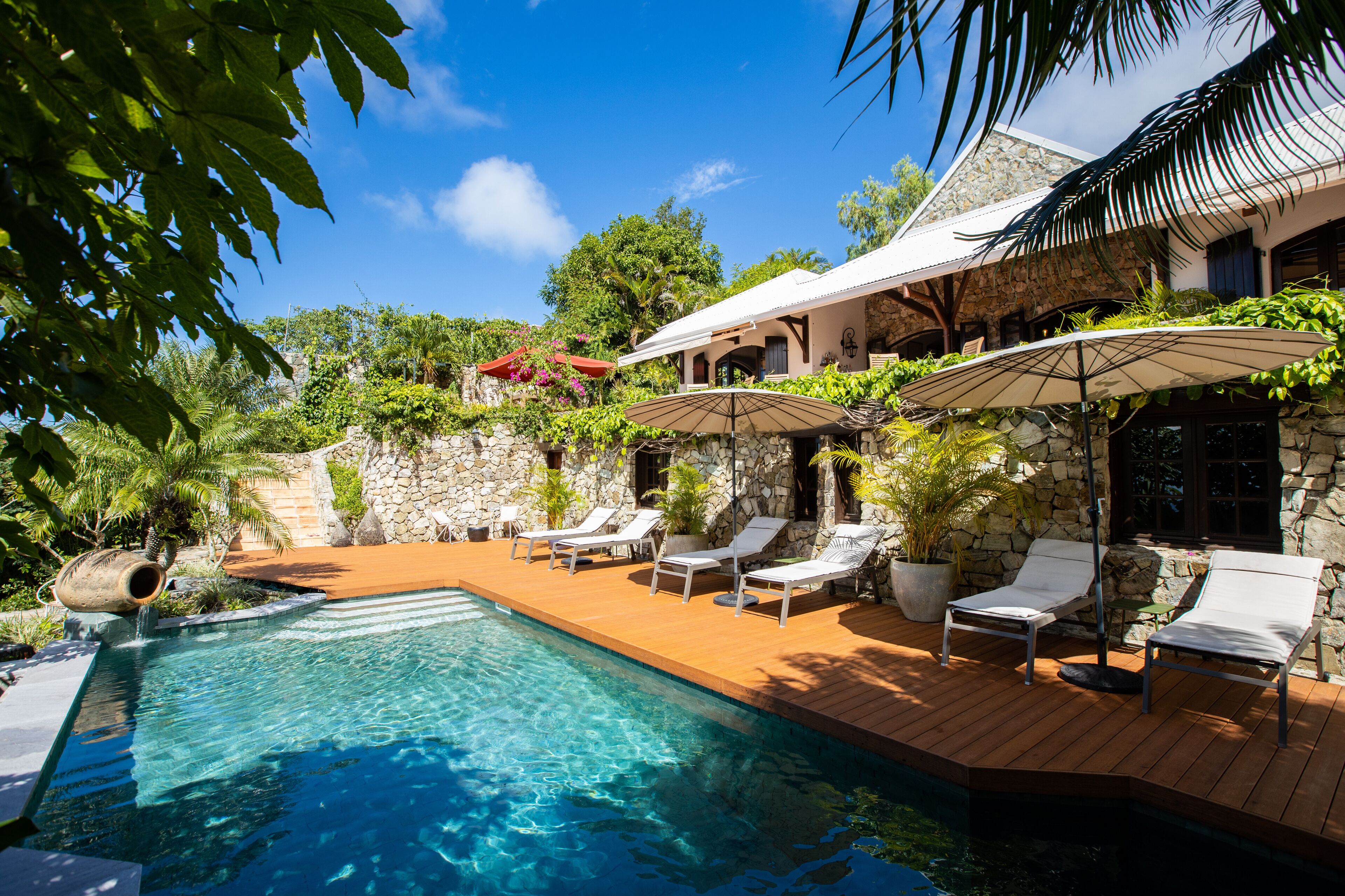 สระว่ายน้ำกลางแจ้ง, เก้าอี้อาบแดดริมสระ