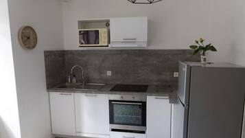 Réfrigérateur, micro-ondes, plaque de cuisson, lave-vaisselle