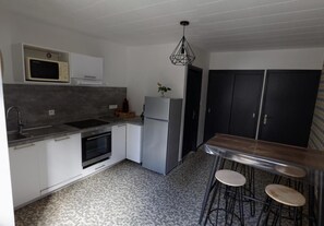 Refrigerador, microondas, placa de cocina, lavavajillas