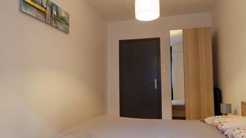 2 bedrooms, iron/ironing board, travel cot, free WiFi