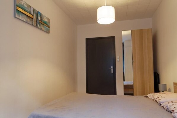 2 habitaciones, tabla de planchar con plancha y cuna de viaje 