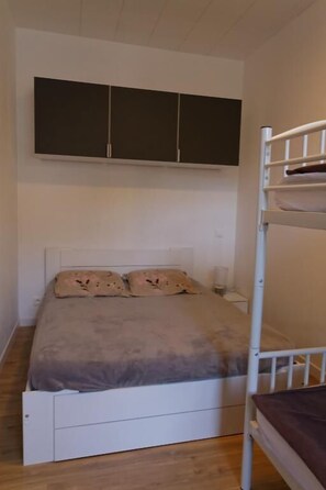 2 habitaciones, tabla de planchar con plancha y cuna de viaje 