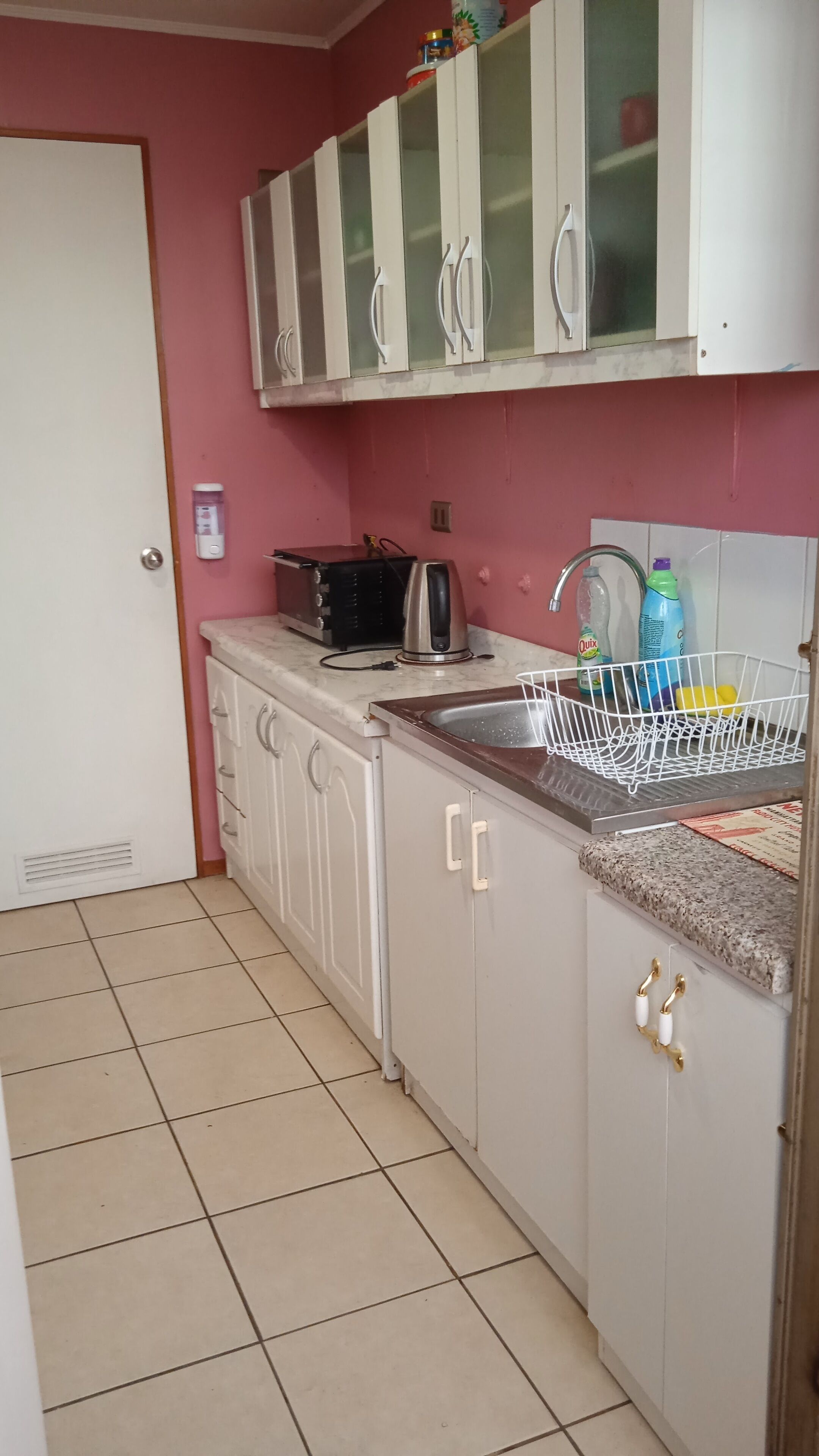 Frigorífico, microondas, horno y cafetera o tetera