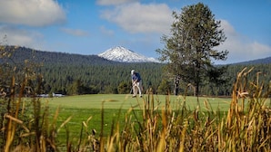 A golf course with a mountain in the background. - Near Marina, stables, great location sleeps 8 (Sunriver)