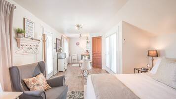 Deluxe Studio Suite | Premium bedding, iron/ironing board, free WiFi, bed sheets