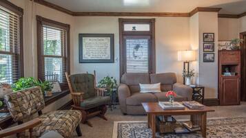 Basic Room | Living area