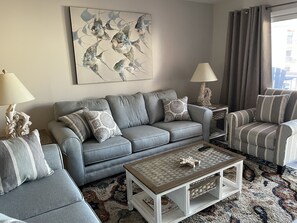 Smart TV, chimenea y libros 