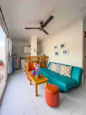 Standard Apartment (404) | Living area | Flat-screen TV