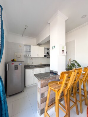 Standard Apartment (404) | Private kitchen | Full-size fridge, stovetop, dishwasher, coffee/tea maker - Apartamentos playa rodadero (Santa Marta)
