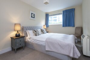 2 bedrooms, desk, iron/ironing board, travel crib - Two-Bedroom Apartment (London)