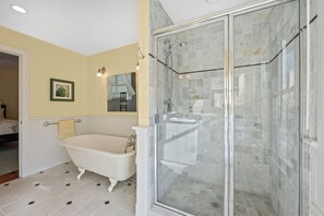 Bathroom - Great Location Steps to Chatham Lighthouse & Town (Chatham)