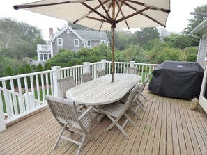 Outdoor dining - Great Location Steps to Chatham Lighthouse & Town (Chatham)