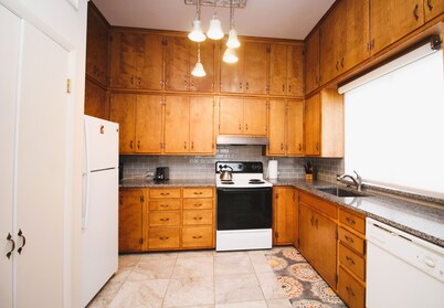 GREAT LOCATION- IN TOWN- 1 BLOCK TO MAIN- WALK TO EVERYTHING