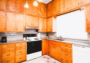 ثلاجة، ميكروويف، فرن، موقد طهي مسطح