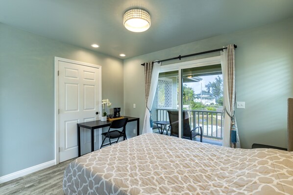 1 bedroom, desk, iron/ironing board, free WiFi - Ocean Breeze Inn 1 Queen's Bed, 1 Full Bath, Private Entry and Private Balcony (Keaau)