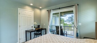 Ocean Breeze Inn 1 Queen's  Bed, 1 Full Bath, Private Entry and Private Balcony