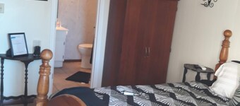 Private Entrance Casita 1 bedroom & 1 bath with pool, TV & Wifi