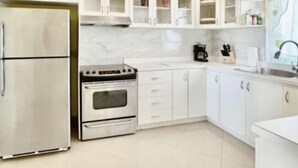 Een koffiezetapparaat/waterkoker, een koelkast, een magnetron, een oven