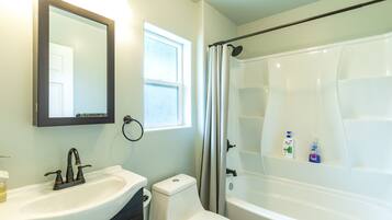 Combined shower/bathtub, hair dryer, towels, shampoo